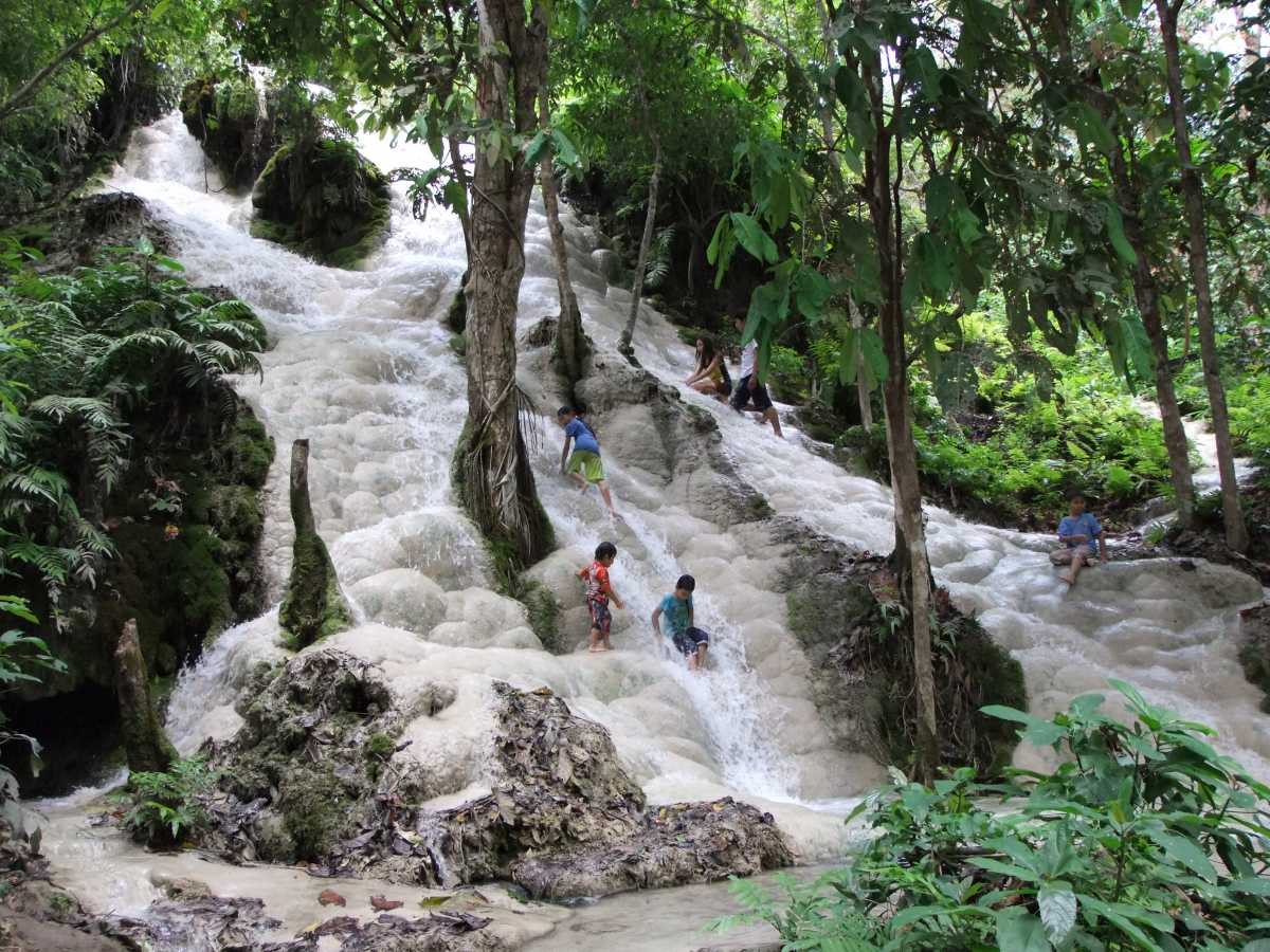 Read more about the article Bua Tong Sticky Waterfalls Chiang Mai